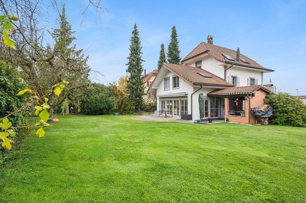 Aussenbereich mit grosser Rasenfläche