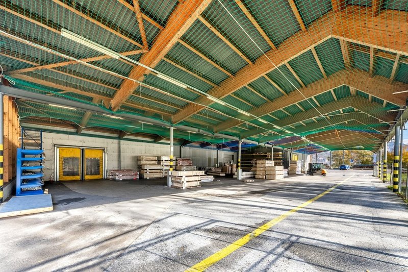 überdachte Anieferung