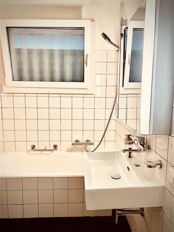 Badezimmer mit Badewanne und WC