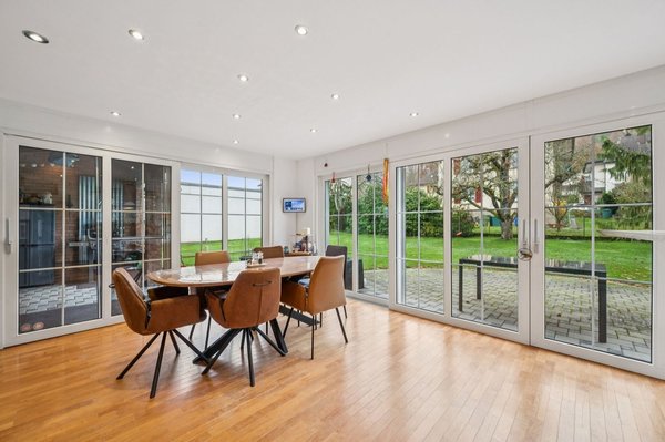 Essbereich mit Zugang zur Terrasse