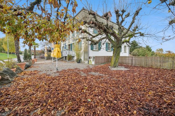 Aussenbereich mit Sitzplätzen