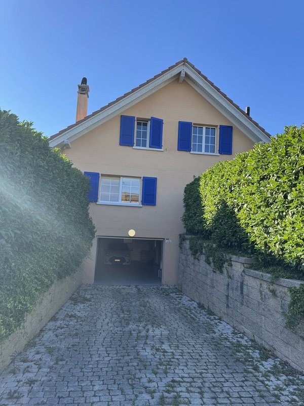 2242-Entree_avec_rampe_et_garage_double