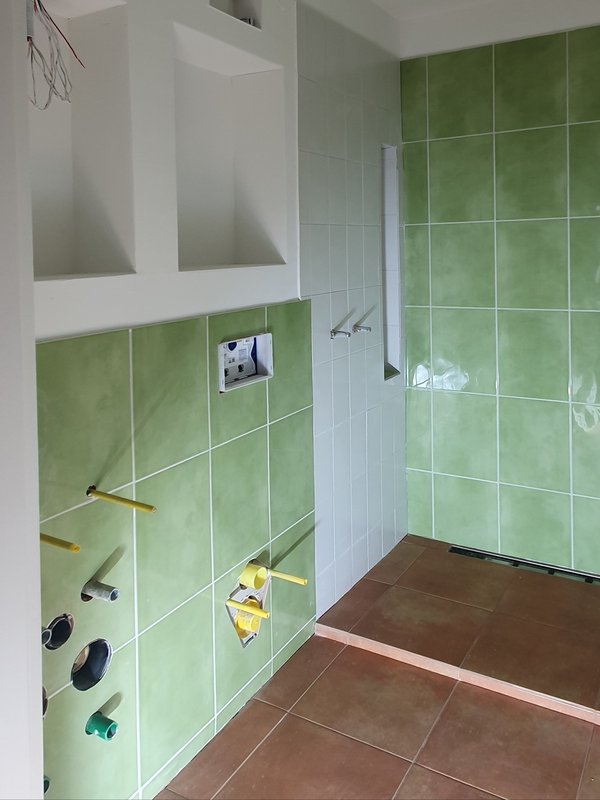 Dusche und WC (noch nicht fertig installiert)