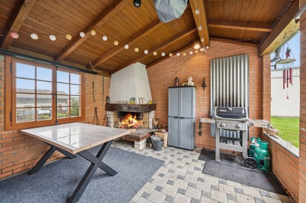 Gedeckter Grillplatz mit Cheminée