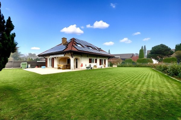 Ein sehr grosser Garten. Neugestaltet. Neuer Zaun