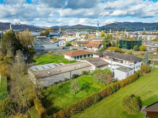 Die Liegenschaft wird vom 1. OG gekrönt und bieten Ihnen herrliche Aussicht ins Grüne!