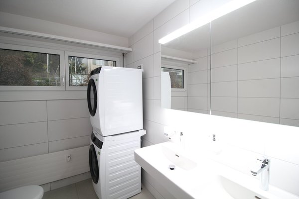 Neues Bad mit Badewanne / Dusche / Doppellavabo und Waschturm