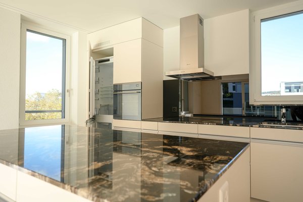 Küche mit Natursteinabdeckung