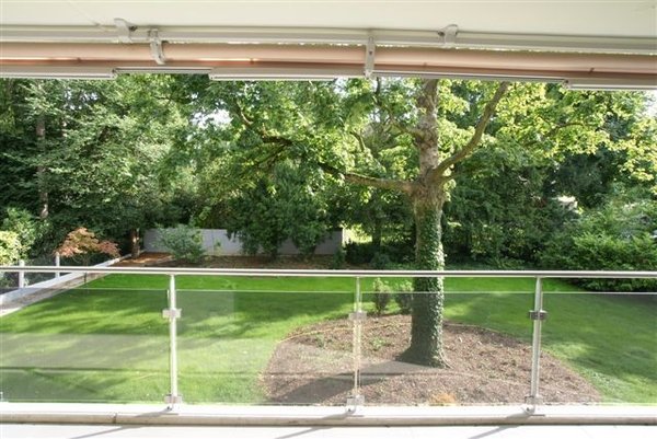 Terrasse mit Blick in den Garten