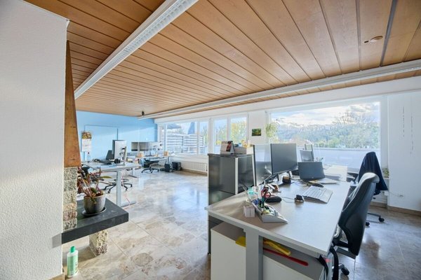 Grossraumbüro 1.1 mit prächtiger Terrasse und Ausblick