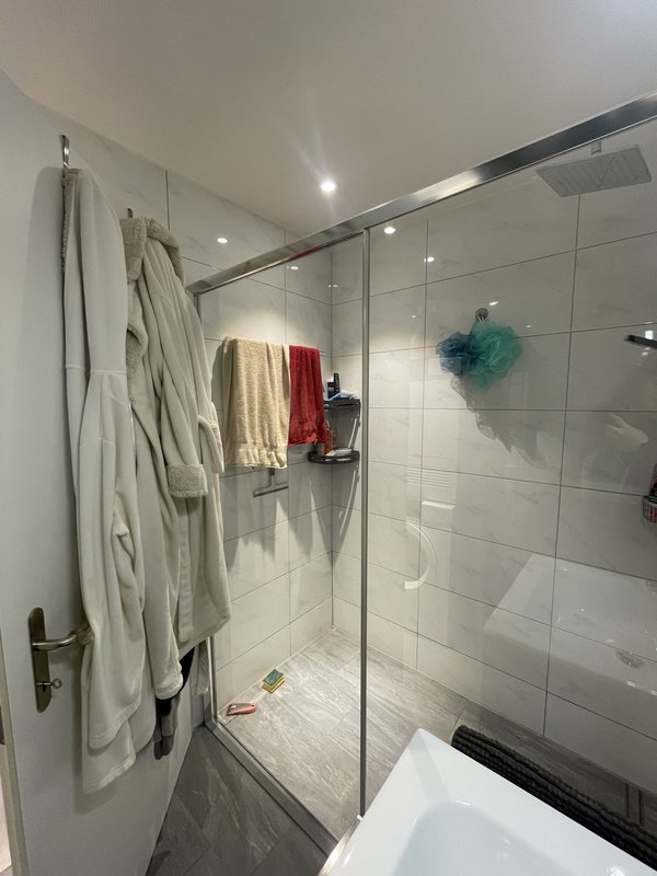 Badezimmer mit Dusche