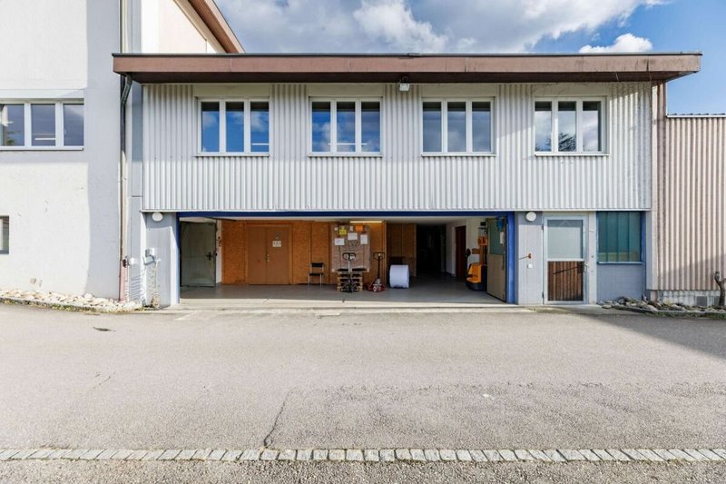 8 m breites Rolltor zur grossen Werkstattfläche im UG -1.23