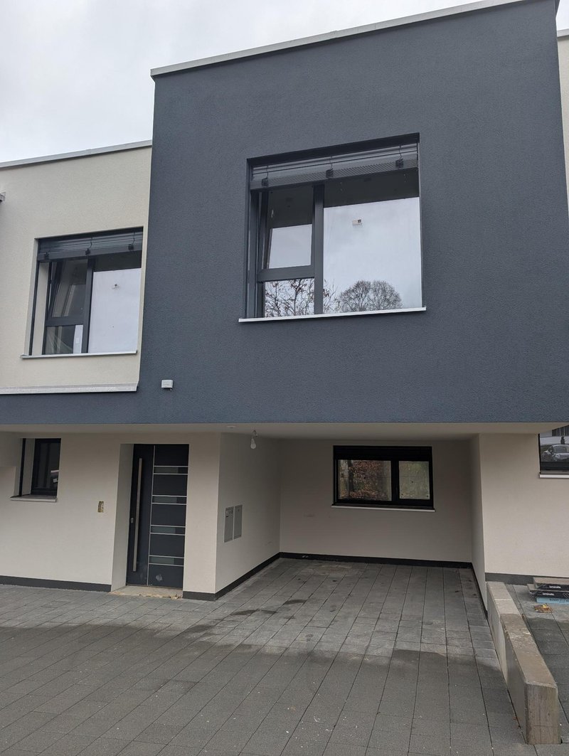 Entrée et places de parc