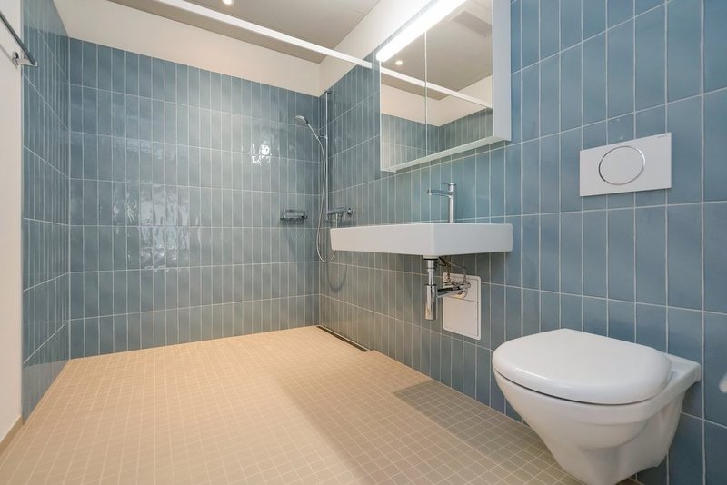 Separates WC mit Dusche