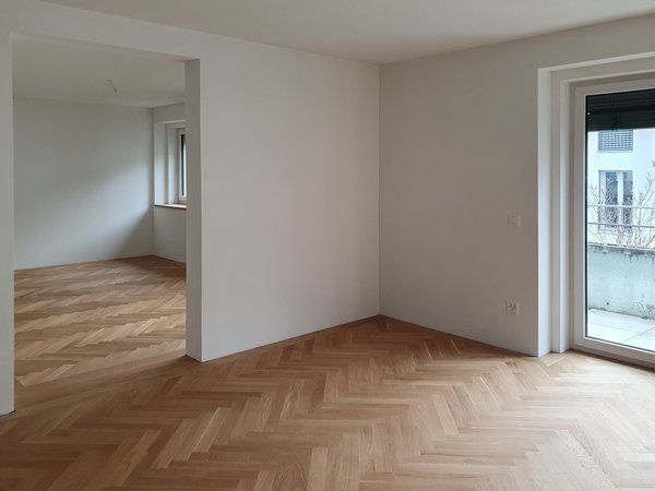 Blick von der Küche ins Wohnzimmer