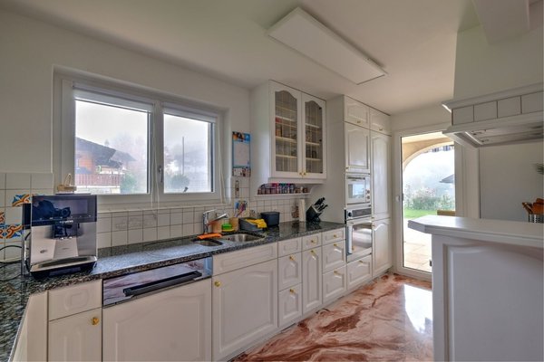 Wunderschöne Küche mit viel Stauraum und direktem Zugang zum Gartensitzplatz