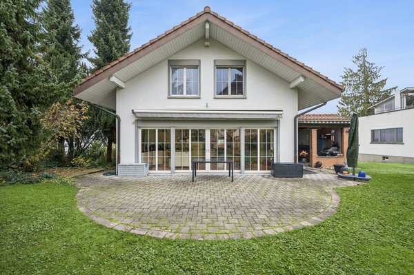 Aussenbereich mit grosser Terrasse