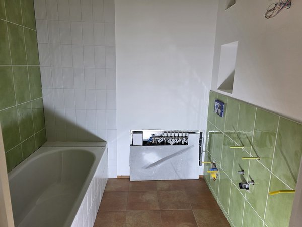 Badewanne mit WC und Doppelwaschtisch (noch nicht fertig installiert)