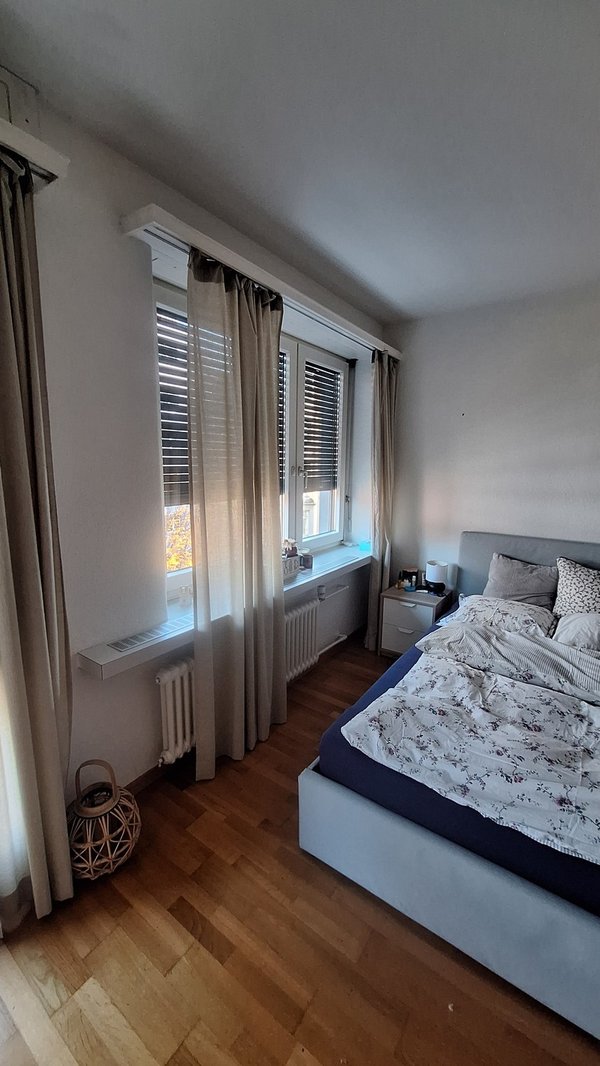 links vom Bett: es Fenster