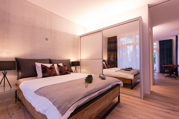 Schlafzimmer / Bedroom