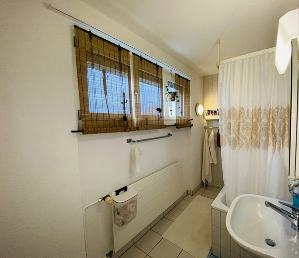 grosse helles Badezimmer mit viel Stauraum