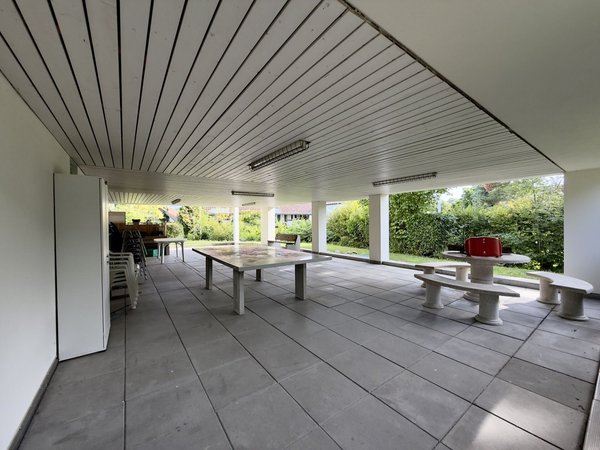 Überdachter Gemeinschaftssitzplatz