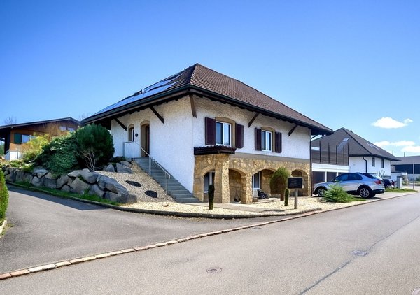 3 Garagenboxen und gesamthaft 5 Parkplätze vor dem Haus