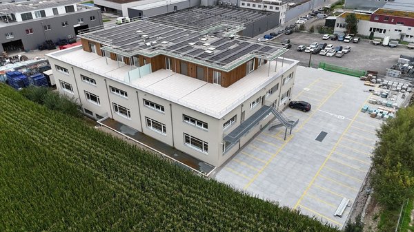 Drohnenaufnahme/Hintereingang über Stahltreppe