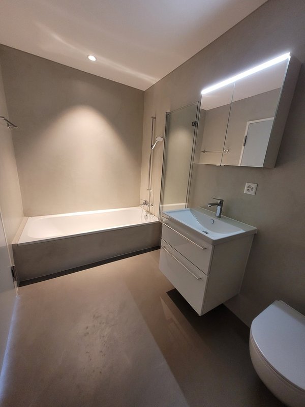 grosses Bad mit Badewanne