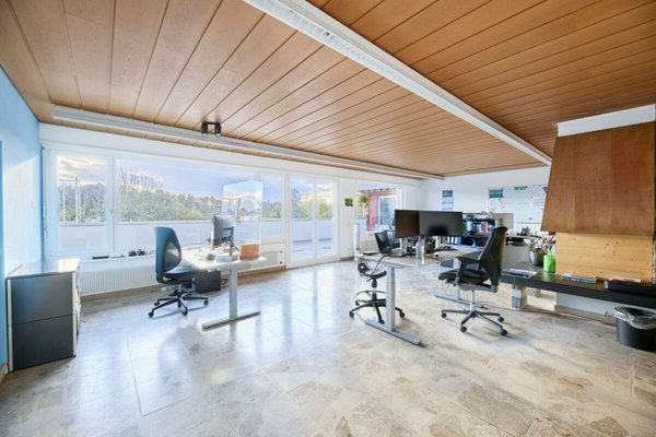 Die grosse Fensterfront lässt Sie nicht im dunklen sitzen