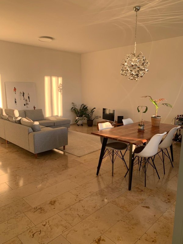 Wohnzimmer und Esstisch