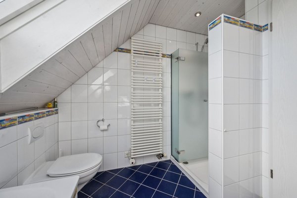 Badezimmer mit Dusche und Badewanne