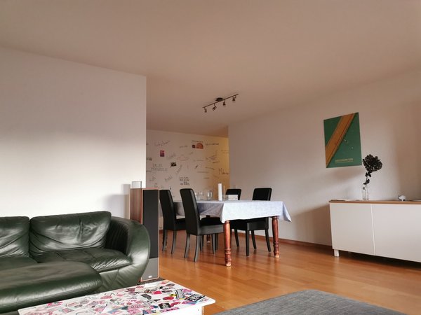 Wohnzimmer mit Esstisch