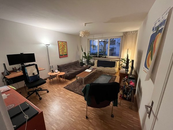 Aktuelles Wohnzimmer (Der Arbeitsplatz wird durch einen Esstisch ersetzt)