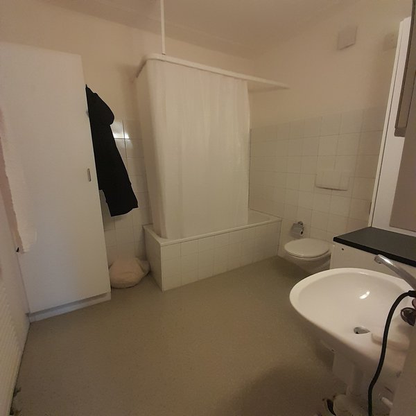 Grosses Bad mit Badewanne und grossem Schrank