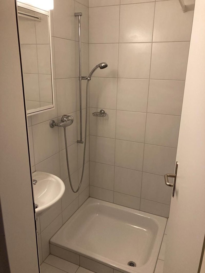 Dusche (steht aktuell eine Waschmaschine drin, die übernommen werden könnte)