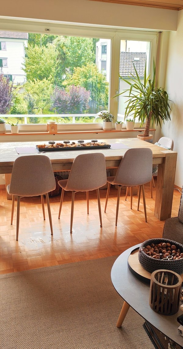 Grosser Tisch für bis zu 8 Personen