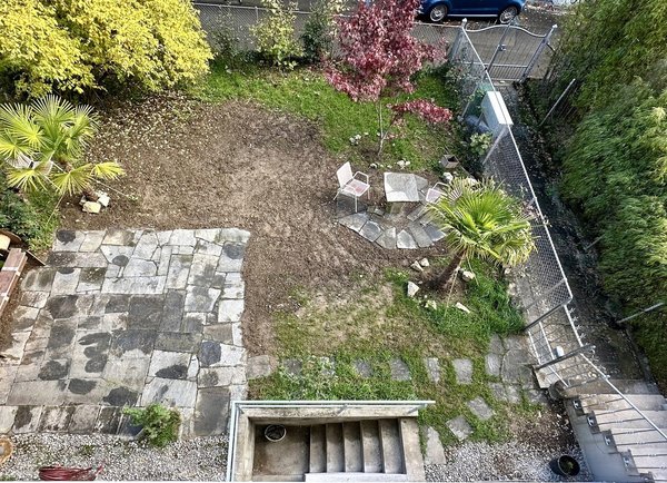 Entrée rue du Stand 23a, allée dallée, Jardin commun de 100m2, table granit, terrasse de 20m2, escaliers accès direct caves et buanderie et abri vélo couvert