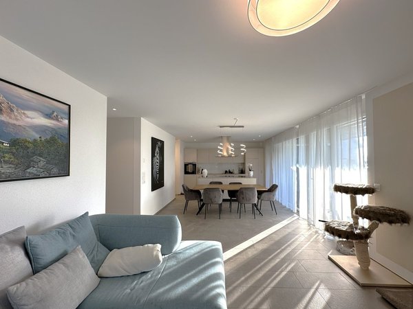 Offener Wohn- und Essbereich mit Küche