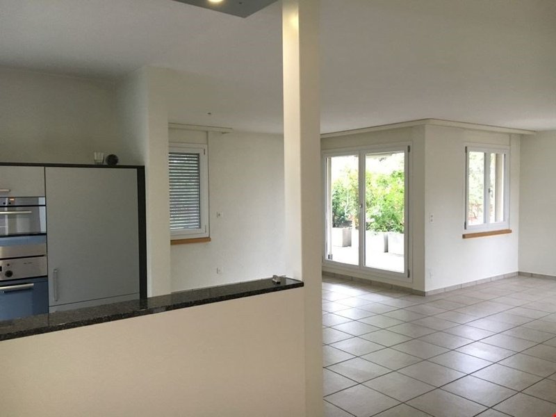 halb-offene Küche und Wohnzimmer