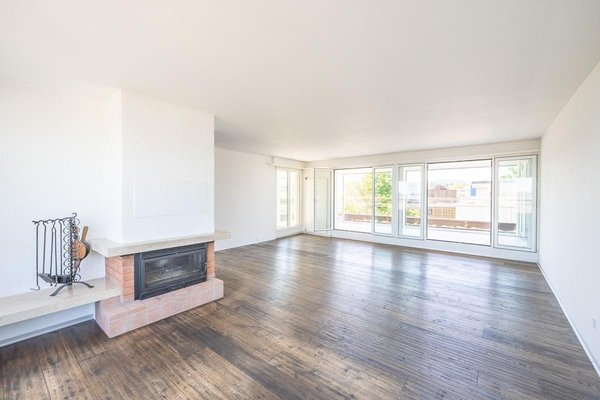 helles Wohnen mit Cheminée