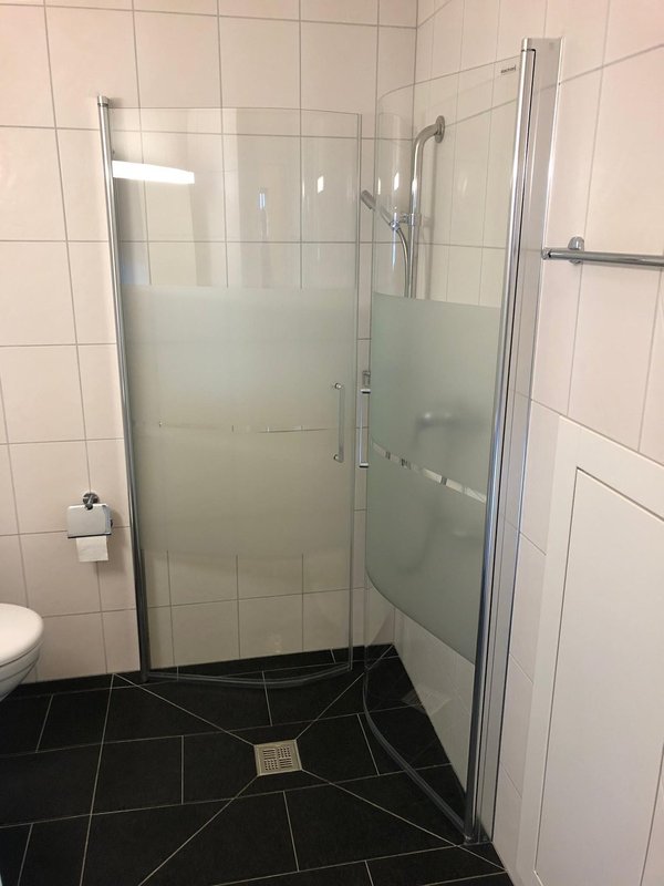 Badezimmer mit Duschtrennwand