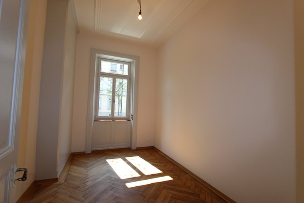 Zimmer Strassenseite