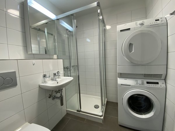 Separates Badezimmer mit Waschturm