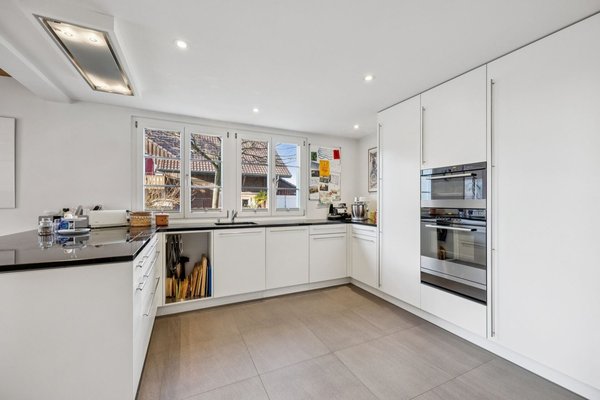 Geräumige und moderne Küche