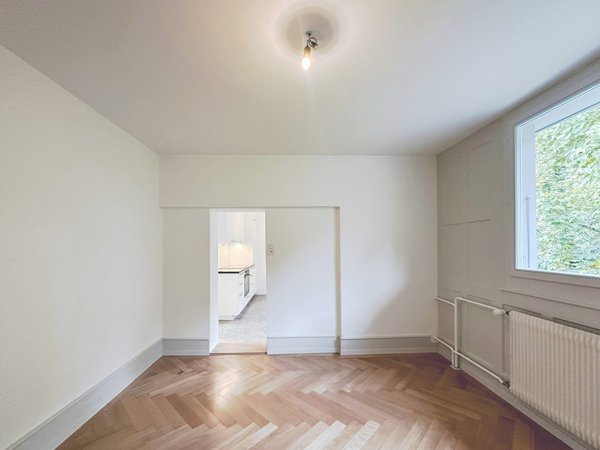 Chambre Nord 14 m², parquet ancien, fenêtres triple vitrage 120/200cm , vue dégagée