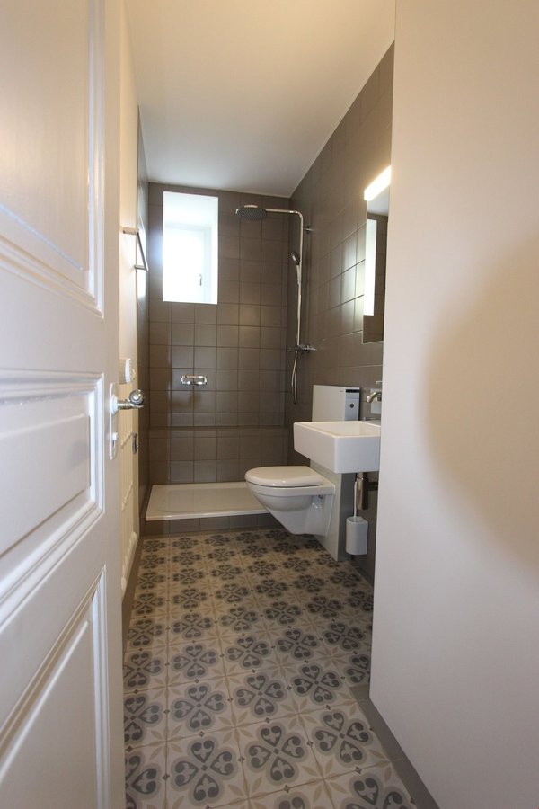 Duschraum Wandklosett mit Monolith