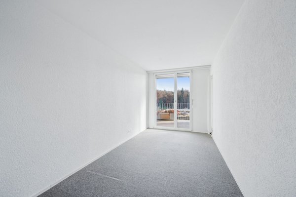 Zimmer mit Zugang auf den Balkon