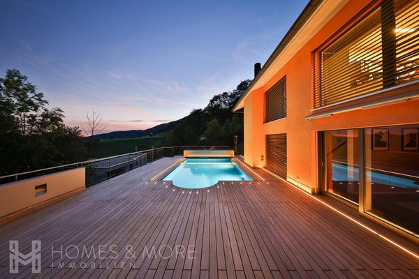 Aussenbereich mit Pool