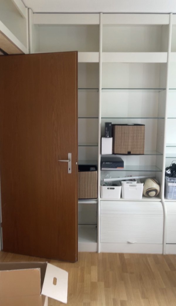 Es hat viel praktische Ablagen